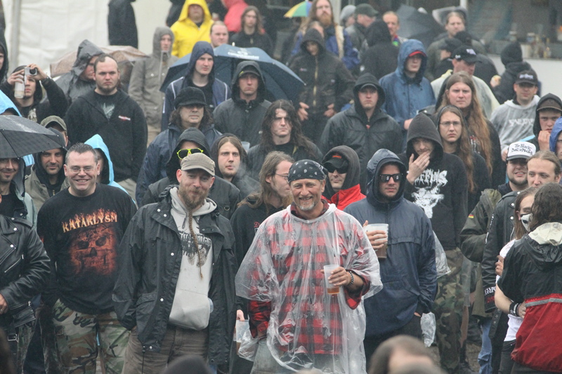 Death Feast Open Air 2011: Fans, Matsch, Nonsense