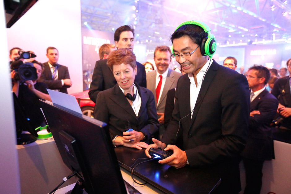Bundeswirtschaftsminister Dr. Philipp Rösler eröffnete auf dem Electronic Arts-Messestand die gamescom 2013