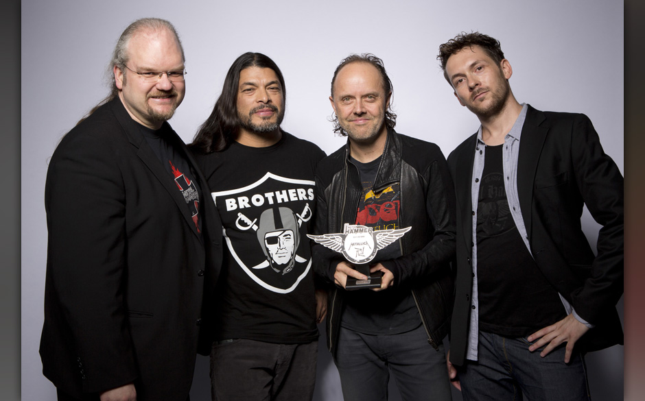 Maximum Metal: METAL HAMMER-Chefredakteur Thorsten Zahn und Head Of Sales Gernot Krebs zusammen mit Robert Trujillo und Lars 