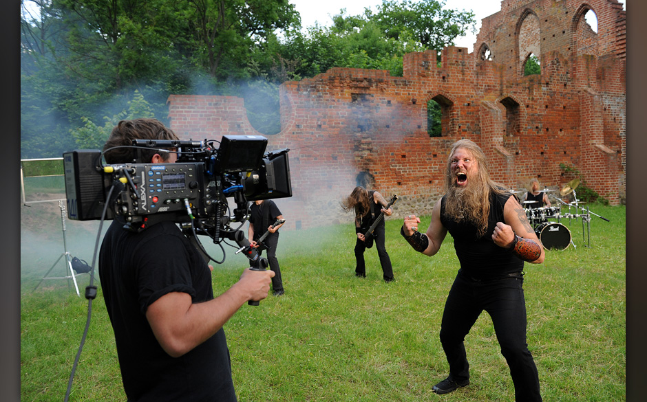 Beim Videodreh zu Amon Amarths ‘Deceiver Of The Gods’