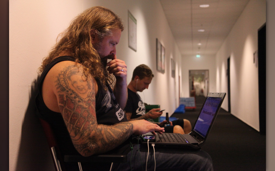 Backstage bei In Flames + Papa Roach + Wovenwar + While Shee Sleeps, Tour 2014