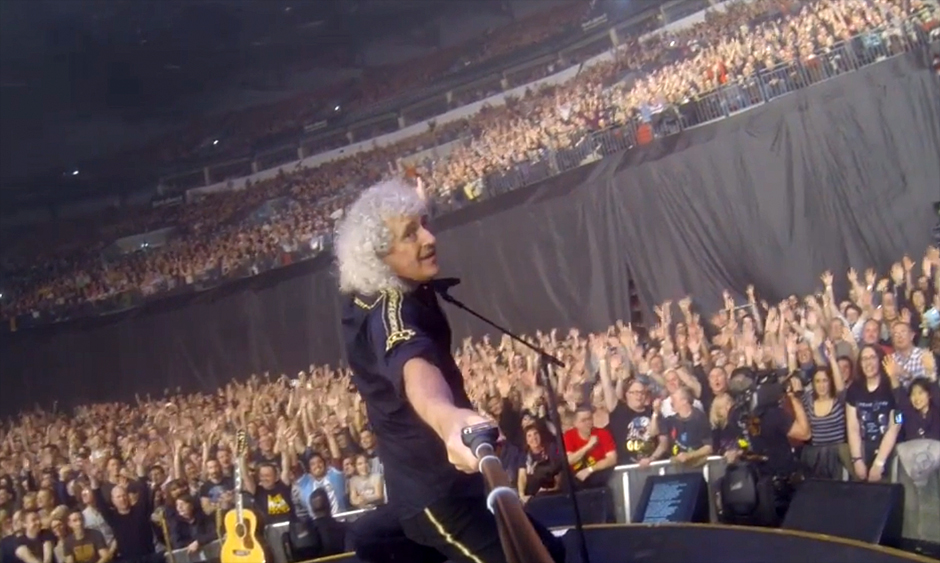 Queen-Gitarrist Brian May macht mit Selfie Stick Aufnahmen seiner Fans
