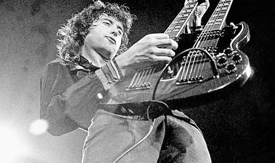 UNITED STATES - JUNE 01:  Photo of Jimmy PAGE; guitarist with Led Zeppelin  (Photo by Robert Knight Archive/Redferns)