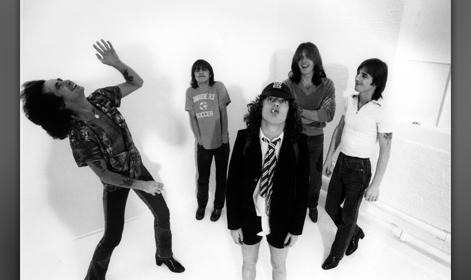 UNITED KINGDOM - AUGUST 01:  Photo of AC DC and AC/DC and Angus YOUNG and Bon SCOTT and Malcolm YOUNG and Phil RUDD and Cliff