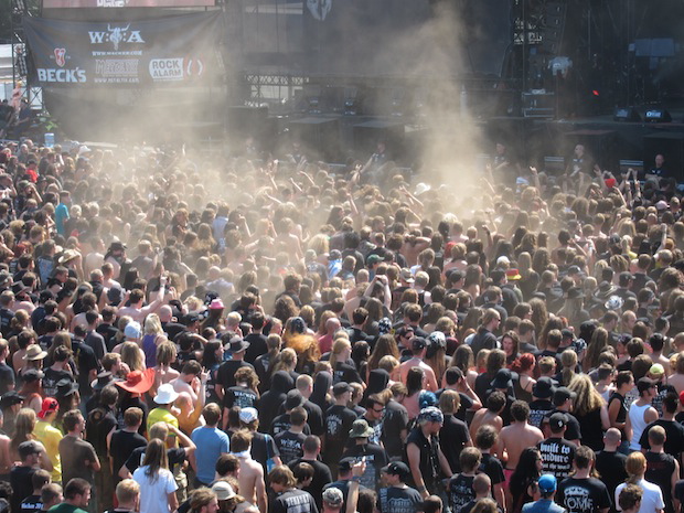 Staub-Satan über dem Moshpit von Ektomorf, WOA 2010