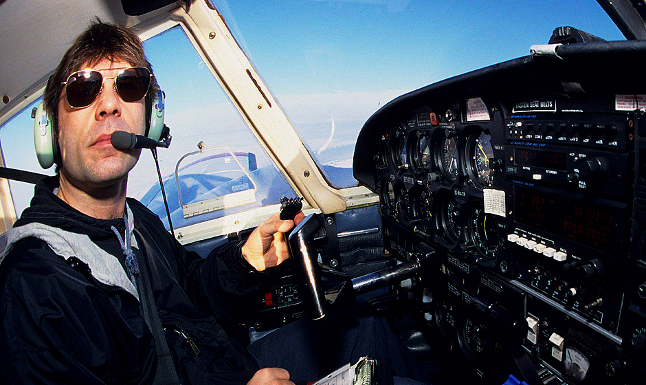 Bruce Dickinson im Jahr 1998 am Steuerknüppel eines Flugzeuges