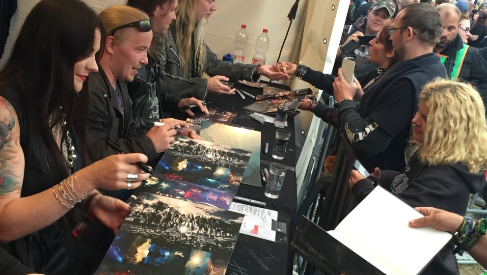 Nightwish bei ihrer Summer Breeze-Autogrammstunde am METAL HAMMER-Stand.