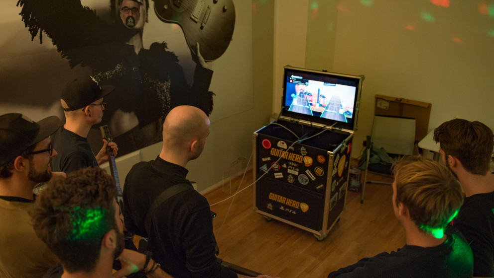 Guitar Hero-Redaktionsbesuch: Bart & Bart vs. Metal Hammer. 