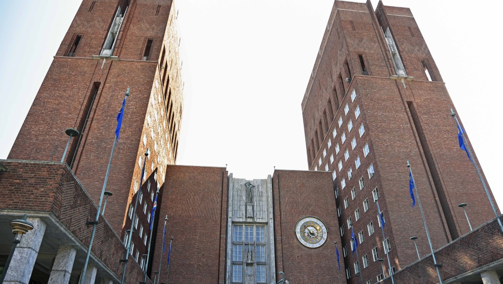 Das Rathaus mit seinem Glockenturm in Oslo, Norwegen.