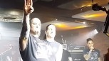 Phil Anselmo zeigt den Hitlergruß.