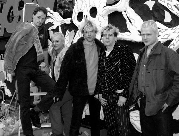 Das Archivbild vom 18.02.96 zeigt die Punkband 'Die Toten Hosen', (l-r): Breiti, Wölli, Campino, Andi und Kuddel. Das tradit