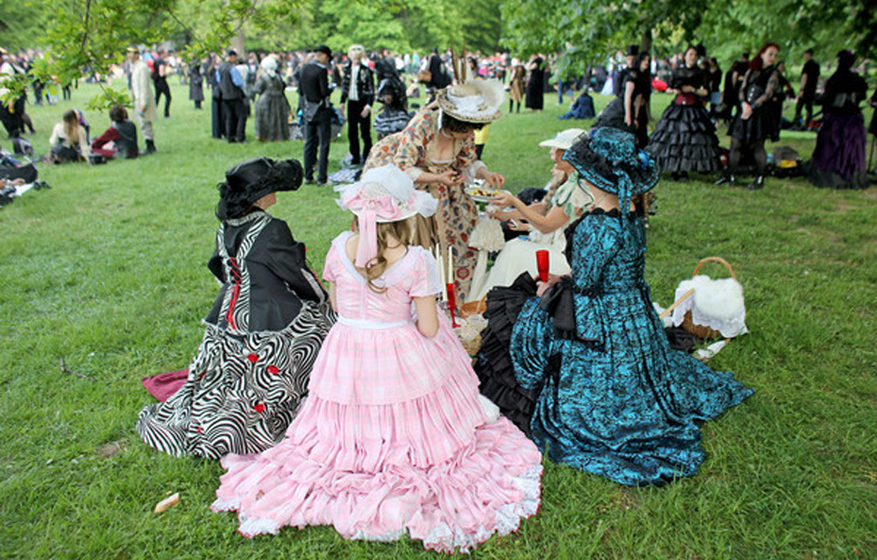 Barocke Adelsdamen sitzen zum Viktorianischen Picknick während des Wave-Gotik-Treffens (WGT) am 13.05.2016 im Clara-Zetkin-P