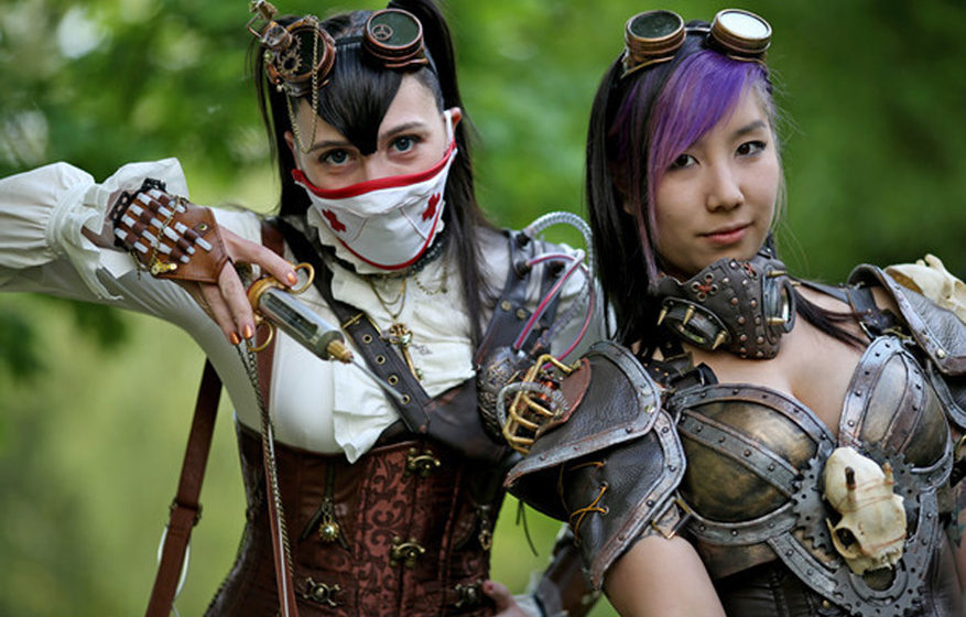 Die beiden Steampunks Carolin aus Chemnitz (l) und Silvia aus Hamburg posieren während des Wave-Gotik-Treffens (WGT) am 13.0