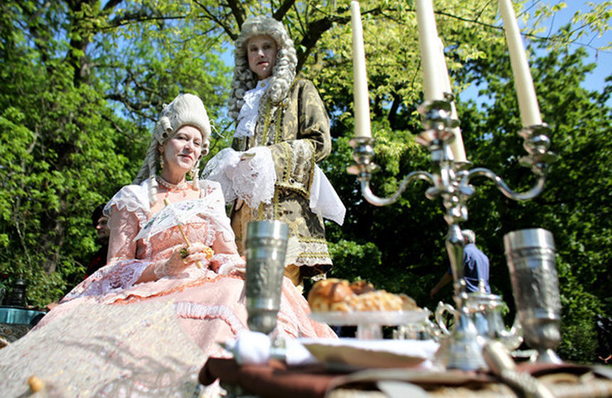 Die Adligen Manuela und Mike aus Leipzig, Besucher des Wave-Gotik-Treffens (WGT), sitzen während des Viktorianischen Picknic