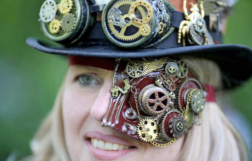 Steampunk Tanja aus Heppenheim steht während des Wave-Gotik-Treffens (WGT) am 13.05.2016 im Clara-Zetkin-Park in Leipzig (Sa