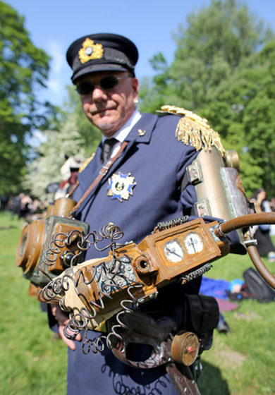 Steampunk Thomas aus Dresden steht während des Wave-Gotik-Treffens (WGT) am 13.05.2016 im Clara-Zetkin-Park in Leipzig (Sach