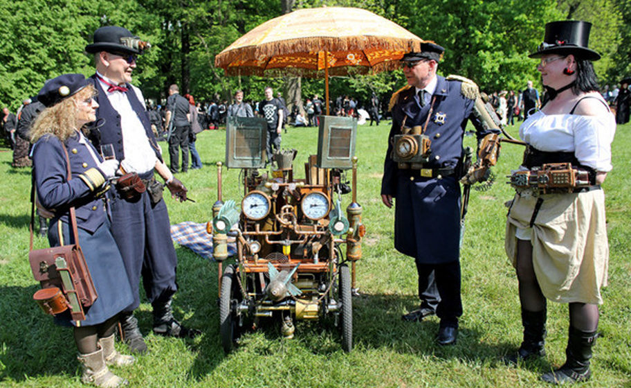 Steampunks aus Dresden stehen während des Wave-Gotik-Treffens (WGT) am 13.05.2016 um ihre 'Nautilaus' im Clara-Zetkin-Park i