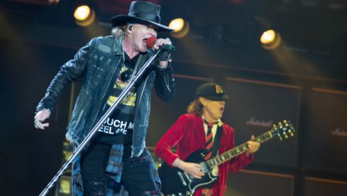 Axl Rose (l), Imterimssänger der australischen Band AC/DC, und Gitarrist Angus Young stehen am 26.05.2016 in Hamburg auf der