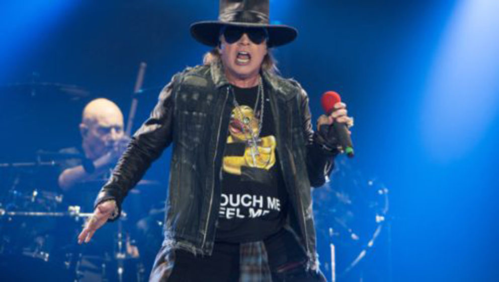 Axl Rose (l), Imterimssänger der australischen Band AC/DC, steht am 26.05.2016 in Hamburg auf der Bühne der Volksparkarena.