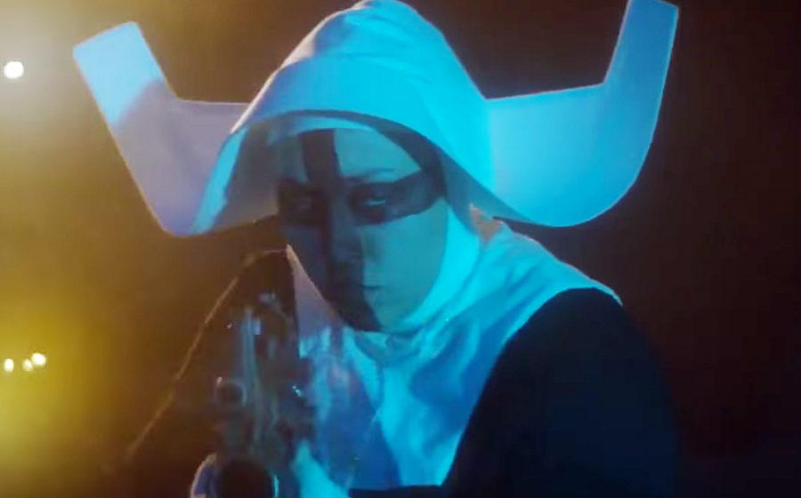 Eine der bösen Nonnen aus dem Trailer zu Officer Downe