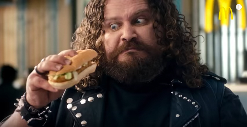 In ihren Werbeclips versuchen Lidl und McDonald's ihre Produkte derzeit mit Metal-Musik an den Mann zu bringen.