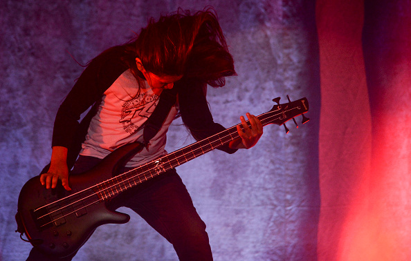 Tye Trujillo rockt live mit Korn.