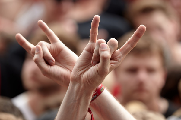 Rockfans stehen beim Musikfestival 'Rock am Ring' am 03.06.2017 in Nürburg (Rheinland-Pfalz) vor der Hauptbühne beim Auftri