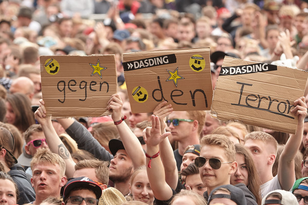 Besucher des Musikfestivals 'Rock am Ring' halten 04.06.2017 in Nürburg (Rheinland-Pfalz) vor der Bühne Schilder gegen Terr