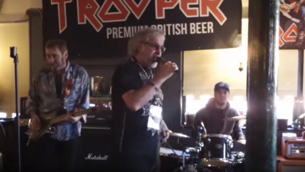 Die Iron Maiden-Gründungsmitglieder Paul Mario Day und Terry Wapram beim Soundcheck im Londoner Pub Cart & Horses