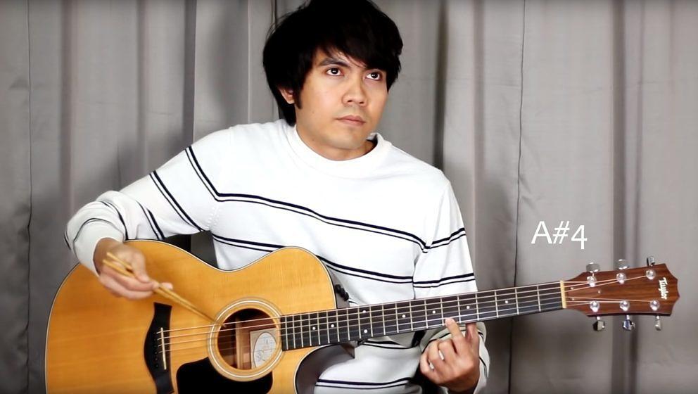 Der philippinische Youtuber Ralph Jay Triumfo covert ‘Bohemian Rhapsody’ mit Essstäbchen auf seiner Akustikgitarre