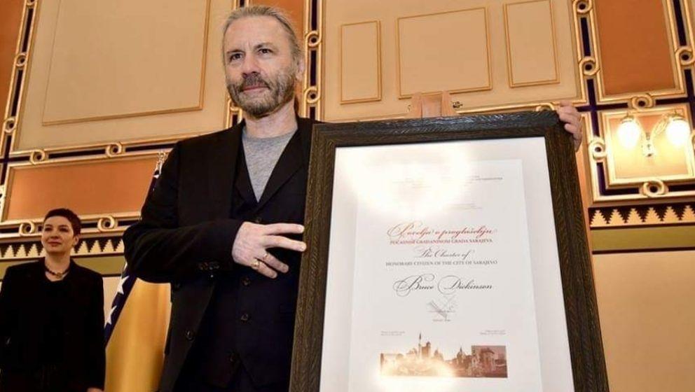 Bruce Dickinson mit seiner Ehrenbürgerurkunde von Sarajevo