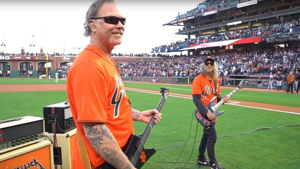 James Hetfield und Kirk Hammett von Metallica zocken das ‘Star Spangled Banner’ bei den SF Giants im Stadiom