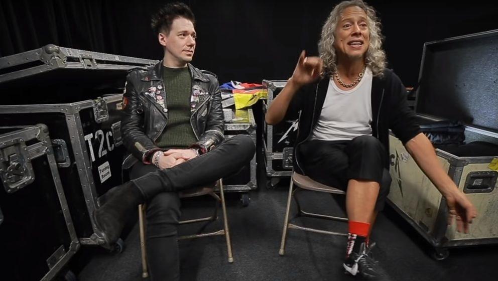 Metallica-Gitarrist Kirk Hammett (r.) und Ghost-Chef Tobias Forge schnacken eine Runde