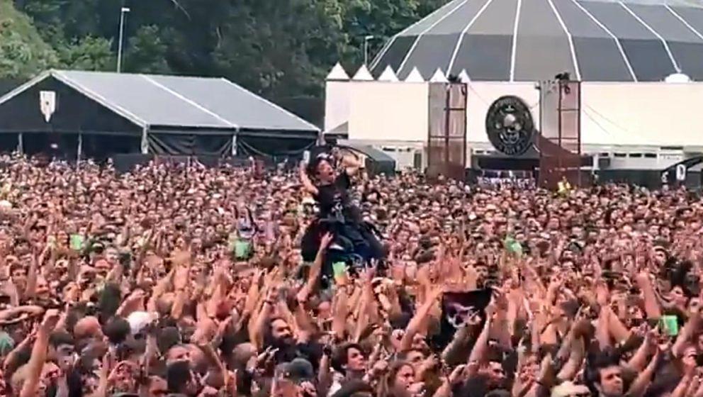 Beim Arch Enemy-Gig auf dem Resurrection Fest in Spanien trug die Menge einen Rollstuhlfahrer auf ihren Händen