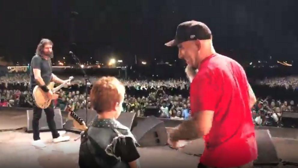 Revel Young Ian (M.), der Sohn von Anthrax-Gitarrist Scott Ian (r.), auf der Bühne mit Dave Grohl (l.) von den Foo Fighters