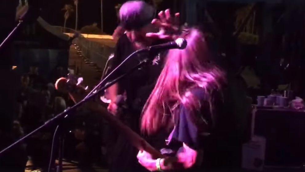 Tye Trujillo, der Sohn von Metallica-Bassist Rob Trujillo, gemeinsam mit Suicidal Tendencies auf der Bühne