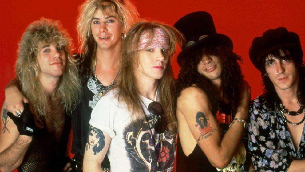 1988 waren Guns N’ Roses folgende Leute: Drummer Steven Adler, Bassist Duff McKagan, Sänger Axl Rose sowie die Gitarristen Slash und Izzy Stradlin