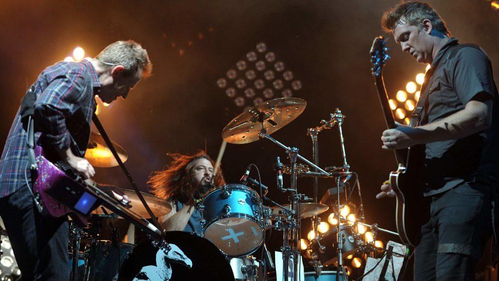 John Paul Jones, Dave Grohl und Josh Homme (v.l.n.r.) rocken zusammen als Them Crooked Vultures das Coachella im Jahr 2010
