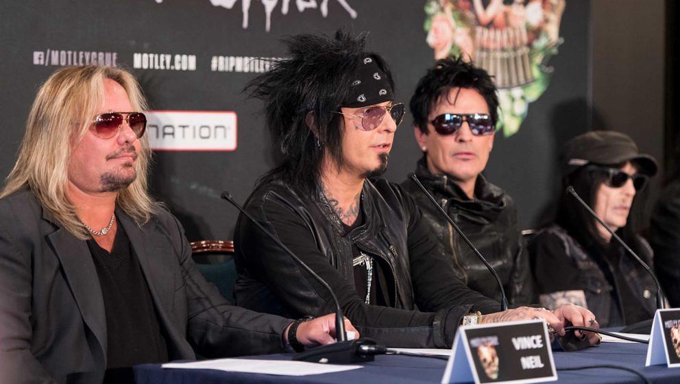 Vince Neil, Nikki Sixx, Tommy Lee und Mick Mars von Mötley Crüe im Jahr 2015 bei der Pressekonferenz anlässlich ihrer Abschiedstournee