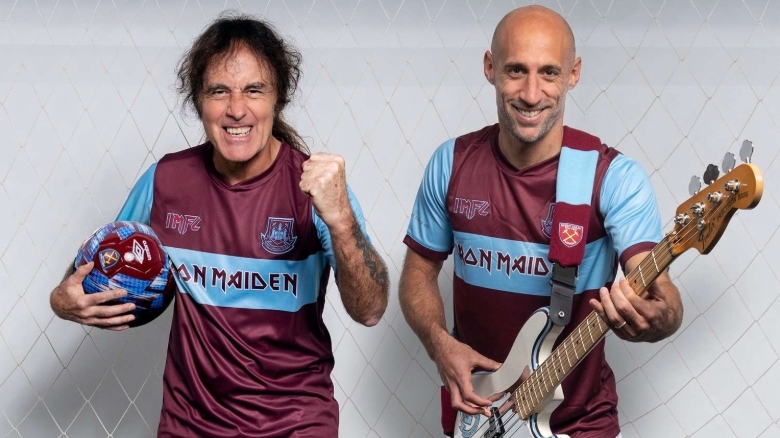 Iron Maiden-Bassist Steve Harris (l.) posiert mit dem argentinischen Fußballer Pablo Zabaleta in den Aktions-Trikots