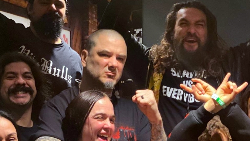 Filmstar Jason Momoa (r.) und ex-Pantera-Sänger Phil Anselmo (M.) beim Gruppenfoto vor Slayers finaler Show