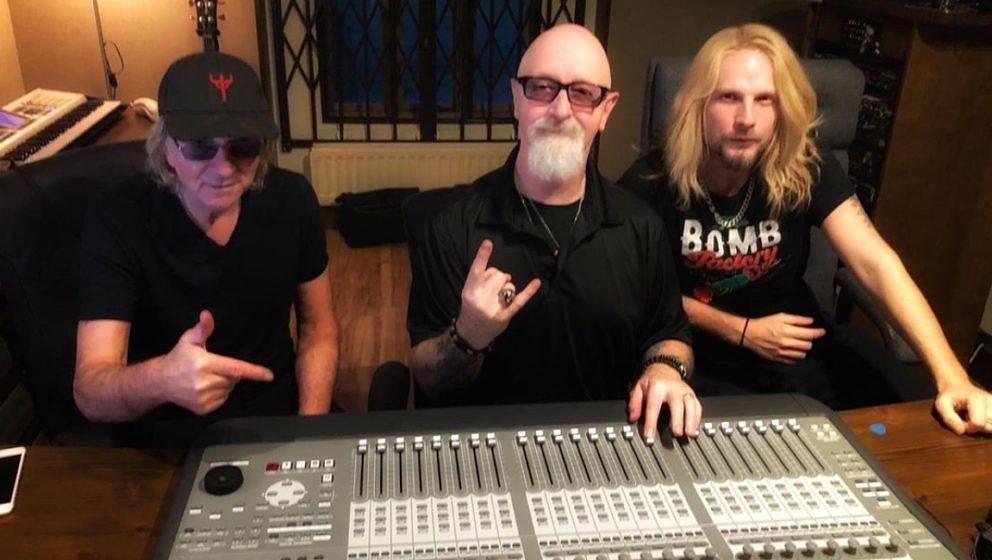 Glenn Tipton, Rob Halford und Richie Faulkner (v.l.) von Judas Priest grüßen aus dem Aufnahmestudio