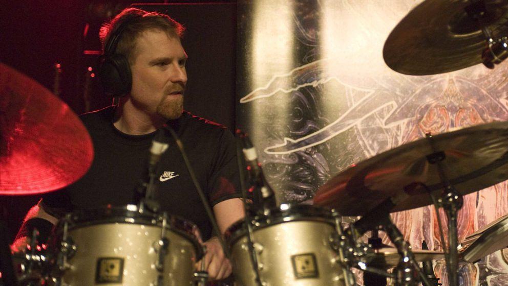 Der verstorbene Cynic-Schlagzeuger Sean Reinert hier während eines Konzerts in Birmingham