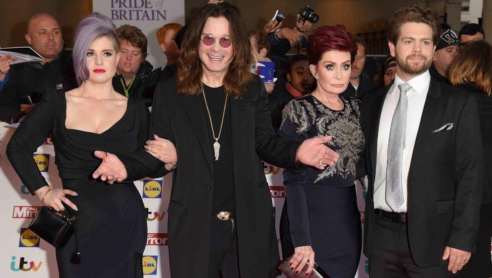 Ozzy Osbourne (2.v.r.) im Kreise seiner Lieben: Kelly (l.), Sharon und Jack - bei einer Preisverleihung