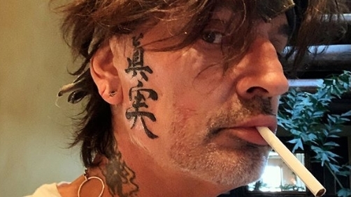 Mötley Crüe-Drummer hat sich zwei neue Tattoos im Gesicht geholt
