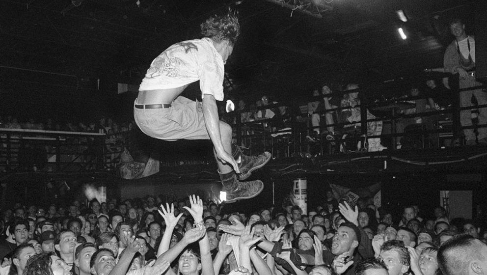 Ein Crowd-Surfer in den 90ern.