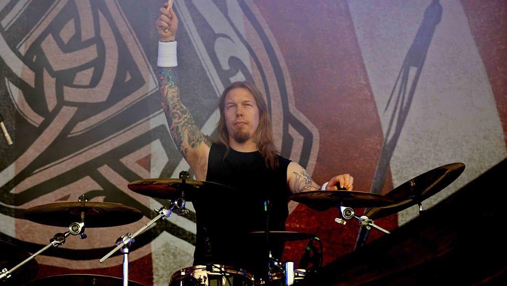 Fredrik Andersson während der Amon Amarth-Show auf dem Download Festival 2013