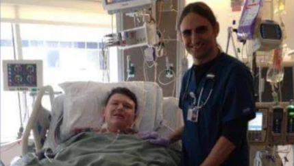 Hammerlord-Bassist Terry Taylor (r.) neben seinem einstigen Patienten Mason am Krankenhausbett