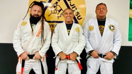 Zoltán Báthory mit schwarzem Gürtel und seinen Jiu-Jitsu-Trainern