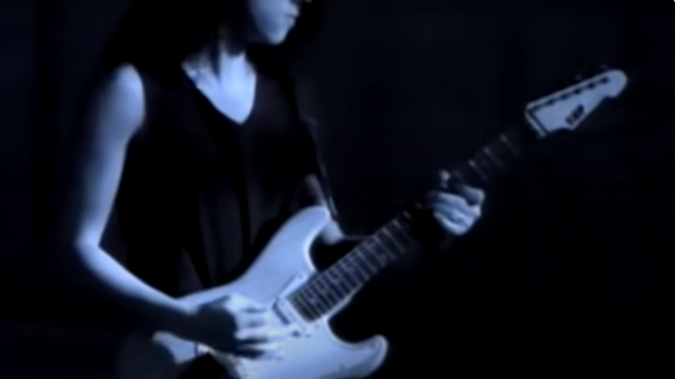 Kirk Hammett mit der ESP-Gitarre im Video zum Metallica-Track ‘One’